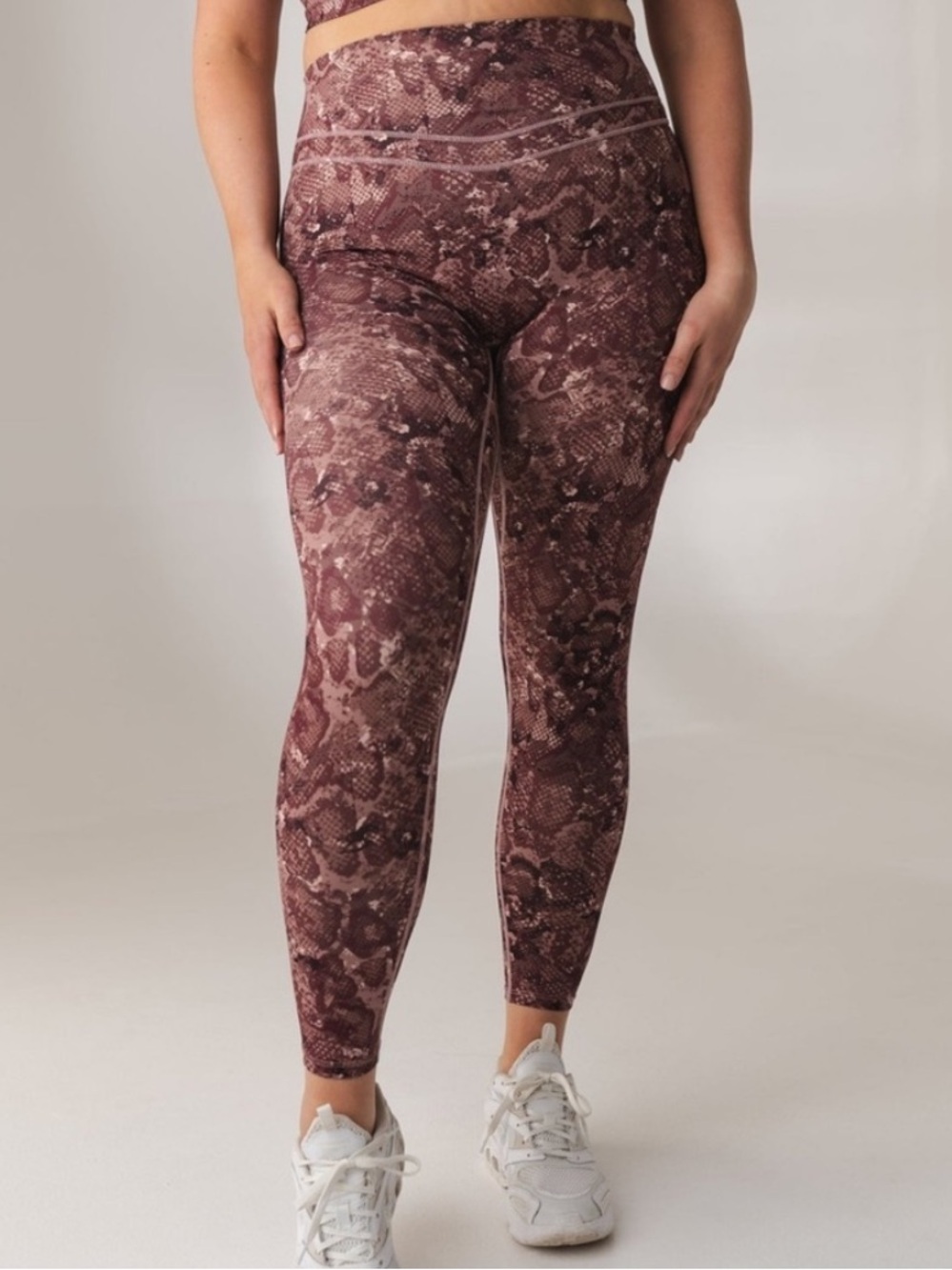 Vitality Revive Pant Leggings in Wine Serpent Size Large
